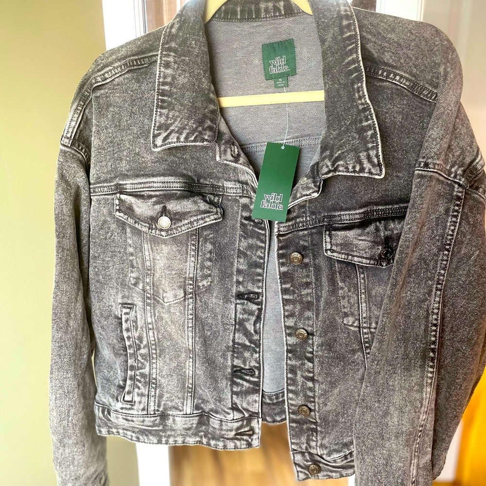 NWT Wild Fable cropped black acid wash denim jacket